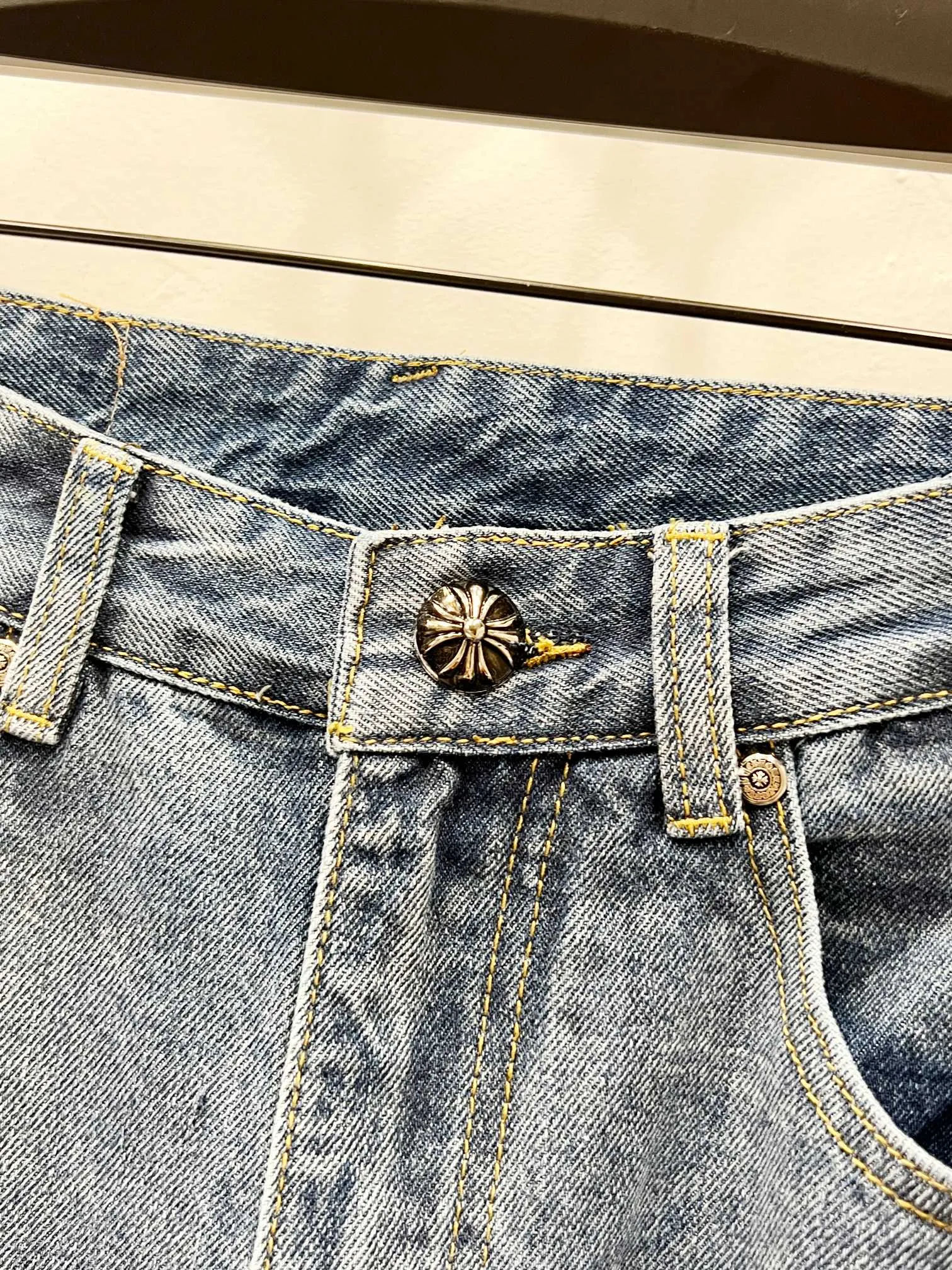 P260 Style No.: (K550) Chrome Hearts & CH city limited series Sanskrit cross patch leather jeans need to be washed and then disassembled and hand-stitched with sheepskin cross leather and then spliced ​​together to complete. The whole process is too complicated to explain. The texture can be seen in the hand, and it looks good. The styles with different washed textures are very friendly to people with thin legs and thick legs. The straight version is very flattering to the leg shape. The moderate length is timeless and can be matched easily and casually. It is the basic styling foundation for various styles and is a must-have in the wardrobe! The fabric is stiff but also makes the upper body soft without losing texture. The washing process is even more perfect. It is a must-have item for everyone! ! ! Washed wheat, hang tag, pants label, three labels are complete, the upper body effect is particularly stiff and stylish, super stylish, same style for men and women - Color: orange and orange Size: 28 30 32 34